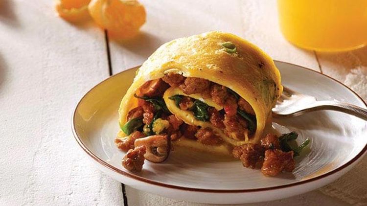 Sausage and Spinach Omelet Roll